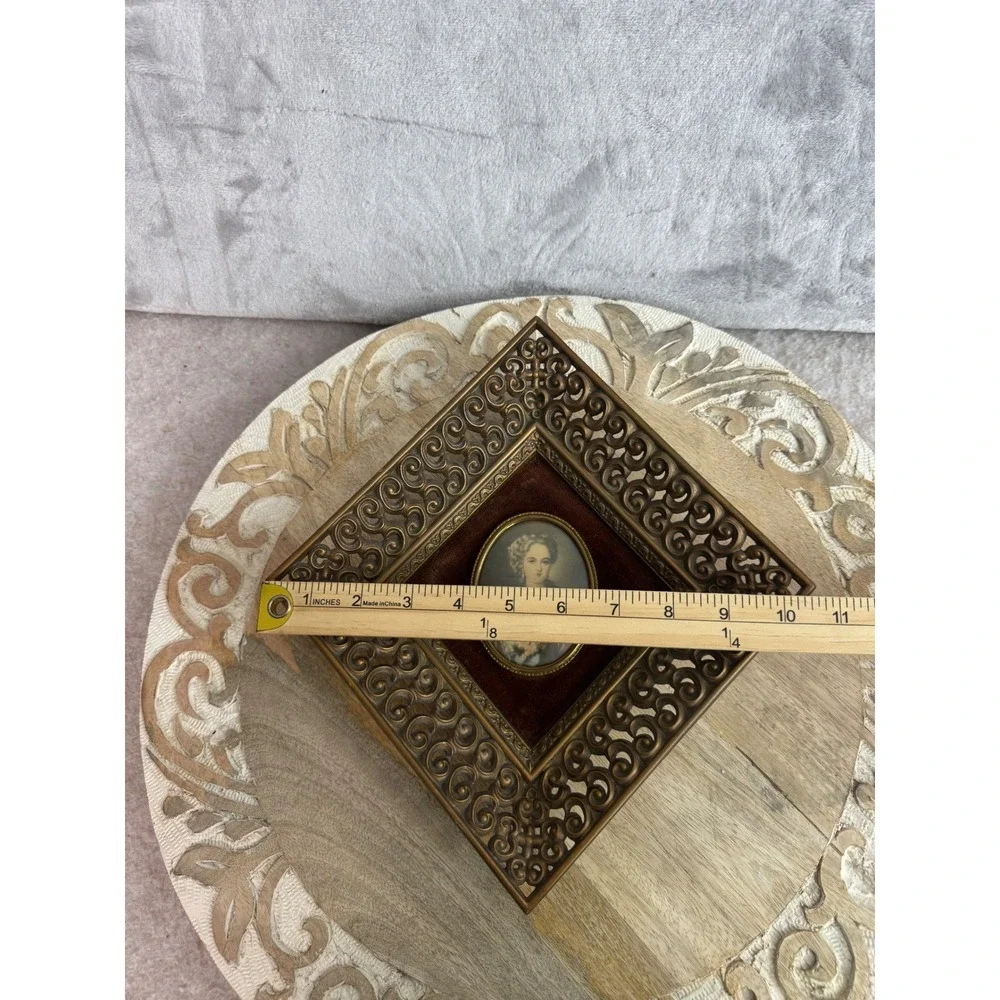 Vintage Ornate Brass Filigree Square Frame Oval Noblewoman Portrait‎ Velvet Mat